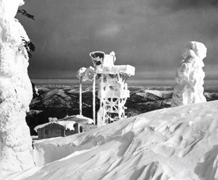 A Trans-Canada microwave relay station on a mountaintop near Creston, B.C., 1959 (CNW Group/IEEE Canada)