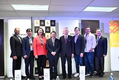 Minister Liu (fourth from left) poses for a group photo with distinguished guests. From left to right are Qualcomm Vice President of Engineering Sudeepto Roy, JETRO San Francisco Head of Office Yotetsu Hayashi, SkyDeck General Manager Sibyl Chen, Gold Card recipient  David Lam, and  Mark Birch.