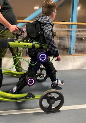 Walking in a Trexo (CNW Group/Trexo Robotics)