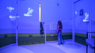 Dimensional Innovations leveraged nine Epson laser projectors to create an immersive and interactive digital bird sanctuary experience for patients receiving burn treatments at Children’s Mercy Kansas City burn clinic. Dimensional Innovations leveraged nine Epson laser projectors to create an immersive and interactive digital bird sanctuary experience for patients receiving burn treatments at Children’s Mercy Kansas City burn clinic.