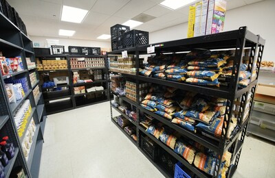 Endeavor Health's Community Resource Center is a “one-stop shop” that brings together more than a dozen partner agencies under one roof to deliver comprehensive support services to individuals and families in Chicago’s northwest suburbs. Endeavor Health's Community Resource Center is a “one-stop shop” that brings together more than a dozen partner agencies under one roof to deliver comprehensive support services to individuals and families in Chicago’s northwest suburbs.