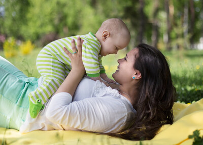 A woman and her child gaze into each other's eyes. This is one of the primary signs of emotional connection.