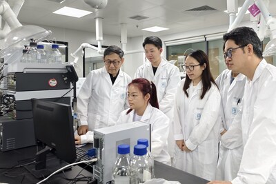 Professor Lei Bo, Visiting Professor of the Department of Chemistry at HKBU and Professor in the Department of Life Sciences of the Faculty of Science and Technology at Beijing Normal-Hong Kong Baptist University (1st left) and his team, have developed a Microfluidic Flow Cytomolecular Analyser that can detect cellular characteristics with higher efficiency and lower costs.