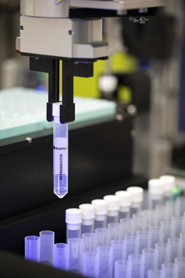 UriVerse automatically recaps secondary tubes, preparing them for testing.