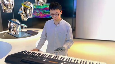 Gu playing the piano