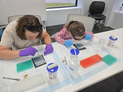 Parent and student working in the CELLS “Color Detectives: Molecular Races” workshop Parent and student working in the CELLS “Color Detectives: Molecular Races” workshop