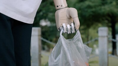 The BrainCo bionic hand enables users to carry objects with ease.