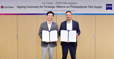 At LG Chem’s Yeouido Twin Towers, Ko Kyung-deok, Vice President and Head of Electronics Materials Business Unit at LG Chem (left), and Stephan Höfer, Senior Vice President and Head of Business Development and Marketing at ZEISS Microoptics (right) pose for a commemorative photo after signing a business cooperation agreement for photopolymer film. At LG Chem’s Yeouido Twin Towers, Ko Kyung-deok, Vice President and Head of Electronics Materials Business Unit at LG Chem (left), and Stephan Höfer, Senior Vice President and Head of Business Development and Marketing at ZEISS Microoptics (right) pose for a commemorative photo after signing a business cooperation agreement for photopolymer film.