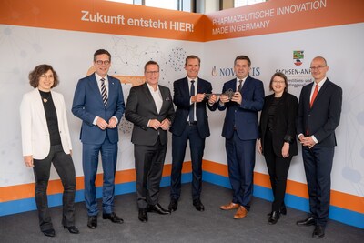 Representatives from business, research, and politics at the symbolic handover of the keys for the future NOVARTIS production site in Halle/Saale Representatives from business, research, and politics at the symbolic handover of the keys for the future NOVARTIS production site in Halle/Saale