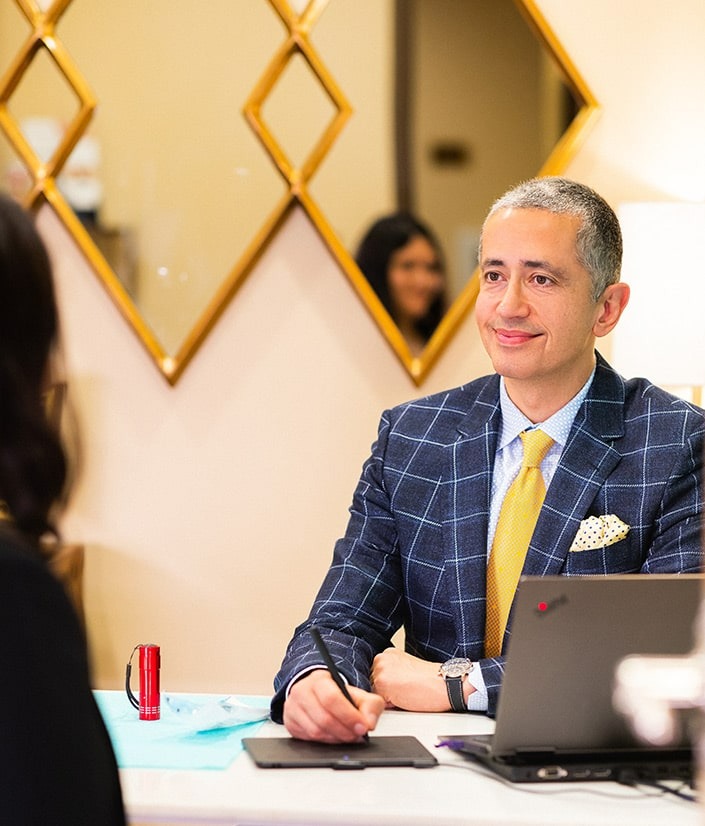 Dr. Shervin Naderi offers custumized plans according to patient's concerns and goals. 