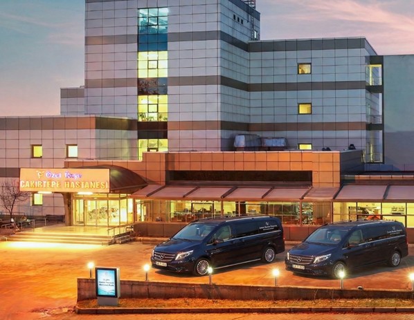 Exterior view of &Ccedil;akırtepe Hospital in &Uuml;nye, T&uuml;rkiye